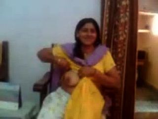 Indian Sex Video Of An Indian Aunty Showing Her Big Boobs-rawasex.com